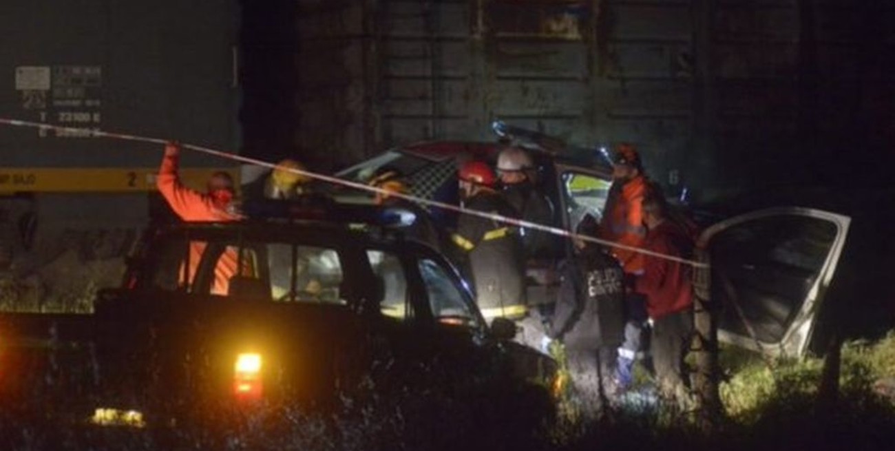 Bahía Blanca: chocaron un patrullero y un tren y falleció un policía