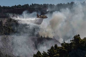 ELLITORAL_398917 |  Imagen ilustrativa Los bomberos intentan detener el incendio en la isla griega de Eubea.