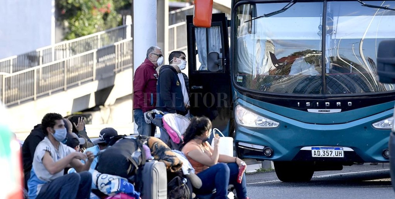 En plena cuarentena detienen en la Panamericana un micro con 62 personas que venía desde Jujuy