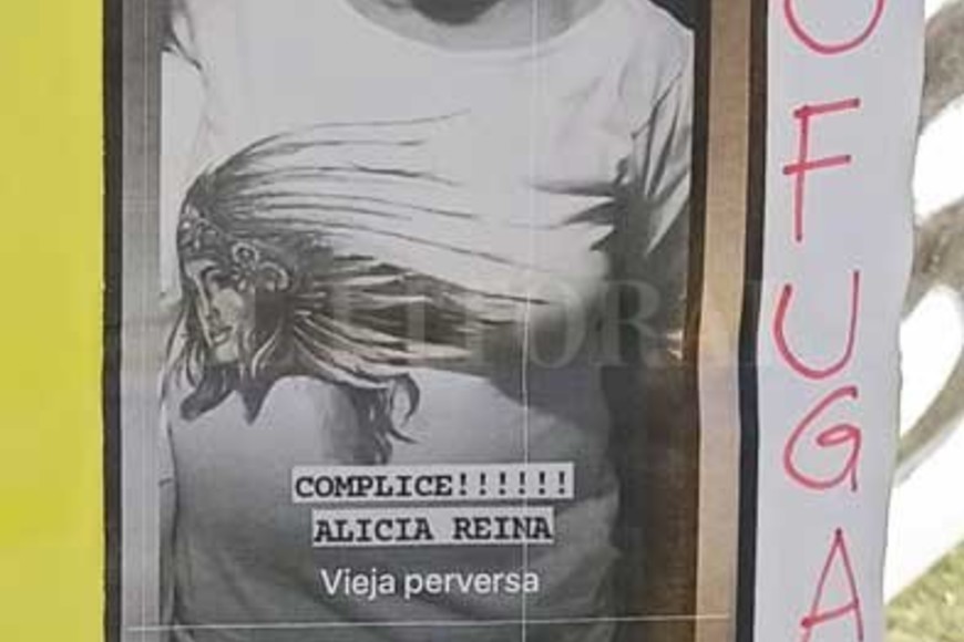 ELLITORAL_408958 |  El Litoral Como en cada audiencia, las víctimas y los familiares se reunieron frente a la puerta de tribunales y colocaron carteles de repudio.