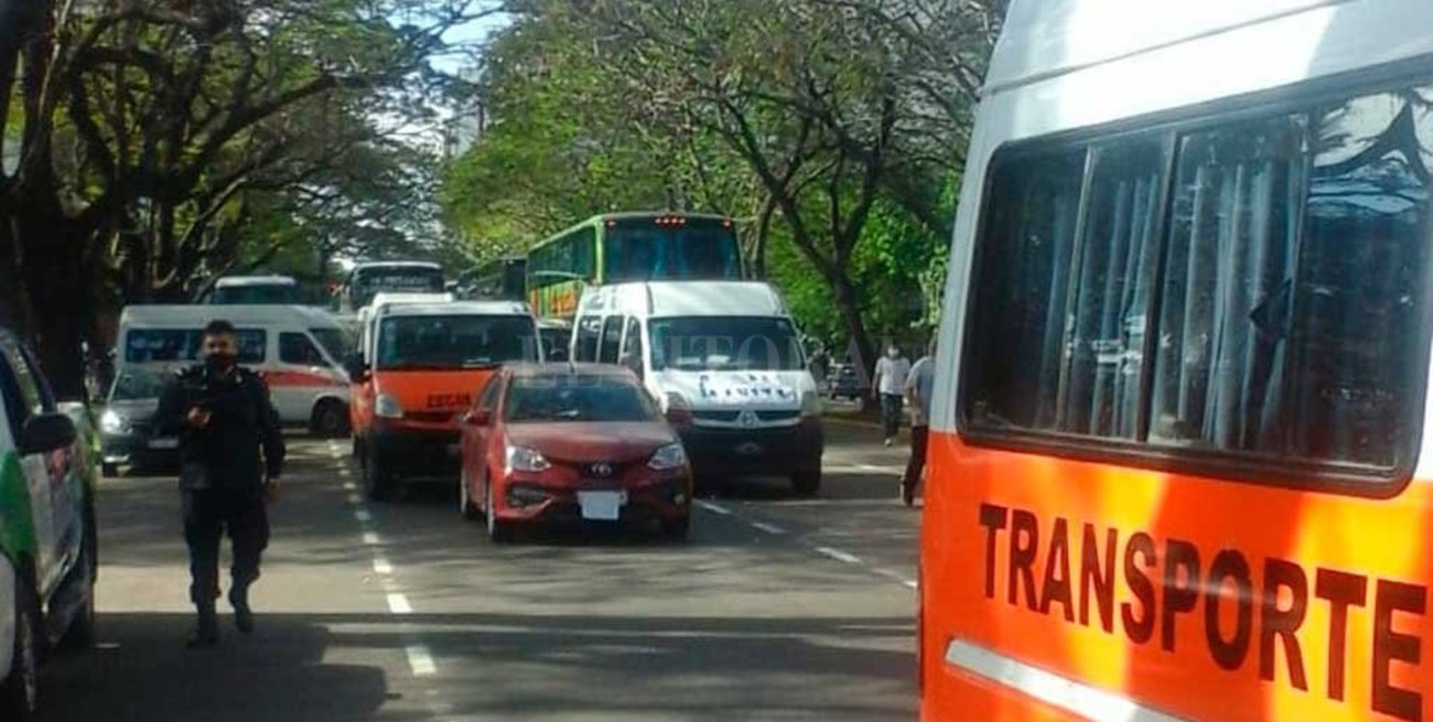 Protesta de transportistas de instituciones de discapacidad frente a la Quinta de Olivos