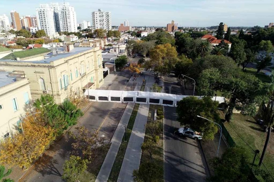 ELLITORAL_401946 |  Fernando Nicola Por el momento la manga permanecerá sobre Av. Freyre, hasta tanto la cartera sanitaria tome la decisión de quitarla.