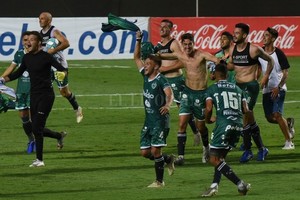 Archivo Le trae  suerte  la cancha. Siempre que asciende el  Verde , la alegría es en Santa Fe y en el 15 de Abril: le pasó a Sergio Lippi primero y al conocido Marito Sciacqua después.