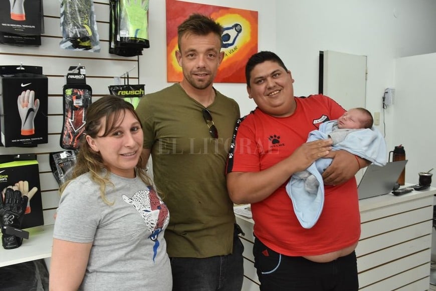 ELLITORAL_271759 |  Manuel Fabatia Todos con  Cachorro . Lorena, la madre; el bebé Tiziano Burian; su padre Esteban y su tío Iván Carlos posando para la foto en HB Sports. Los mates, a cargo de Hernán Bar y Héctor Bar, con una predisposición total de parte del arquero sabalero.