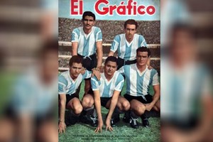 Gentileza Micheli, Lacasia, Cecconatto, Grillo y Cruz, la famosa delantera de Independiente que el técnico de turno de la selección convocó por completa, aprovechando el gran entendimiento que existía entre ellos