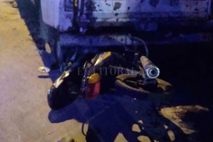 ELLITORAL_366905 |  El Litoral Los delincuentes (un hombre y una mujer) escapaban en moto cuando colisionaron contra una camioneta que estaba estacionada.