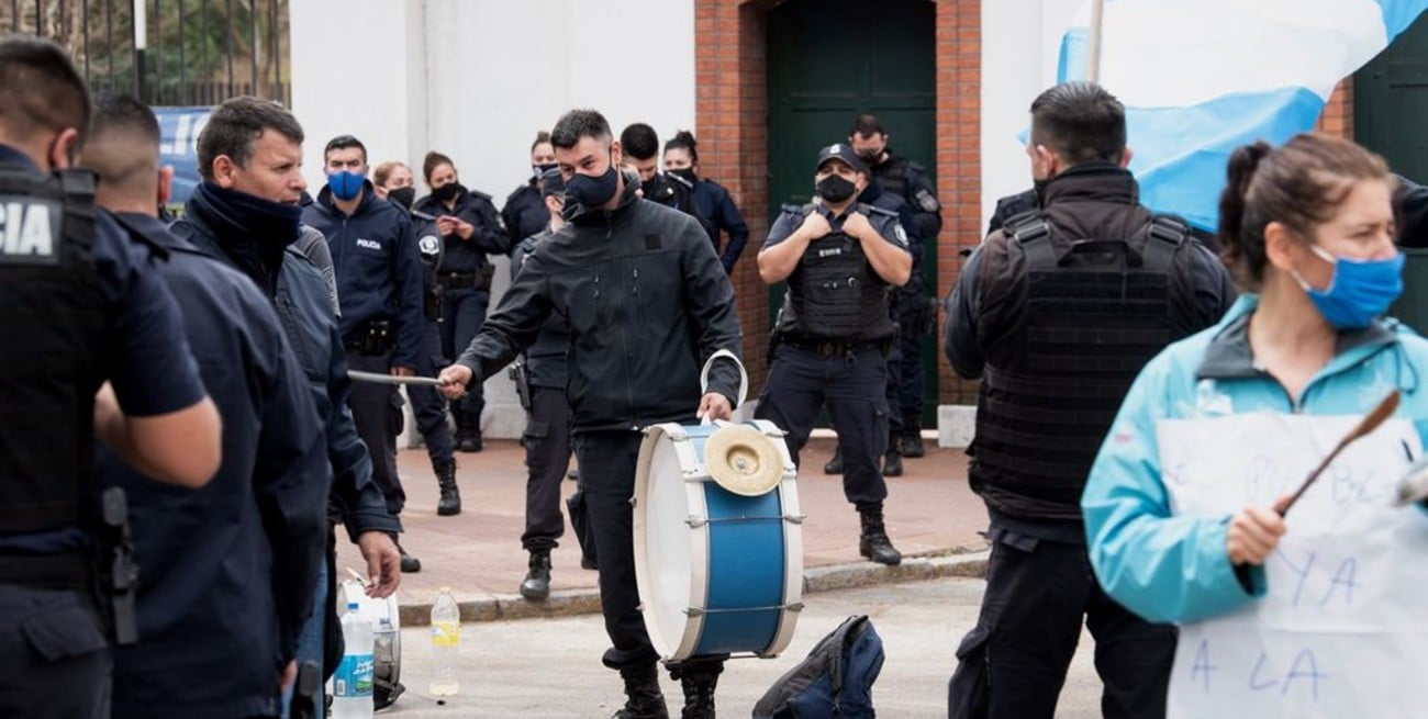 Desafectaron a 400 policías que participaron de las protestas en la Quinta de Olivos