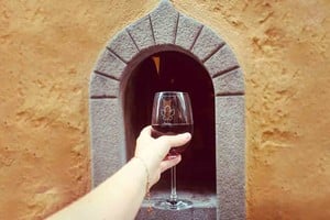 Instagram Una de las históricas  ventanas del vino , reabierta en un local en Florencia, Italia.