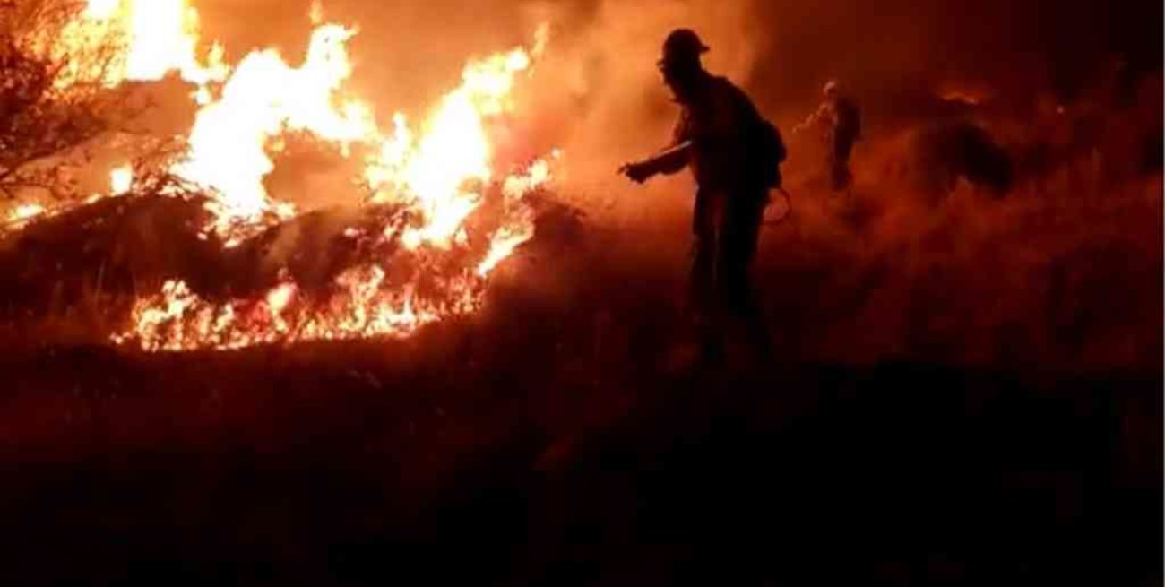 Un impresionante incendio avanza en la Sierra Grande de San Luis
