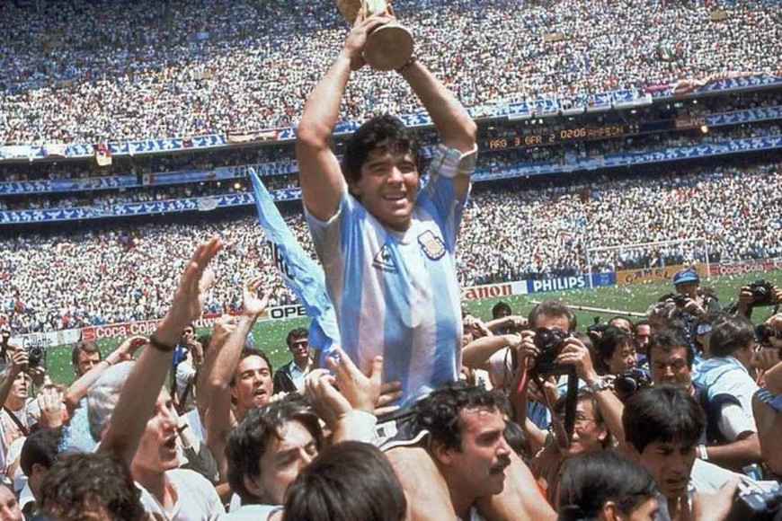 ELLITORAL_334362 |  Gentileza Diego, con la Copa del Mundo en sus manos, en 1986.