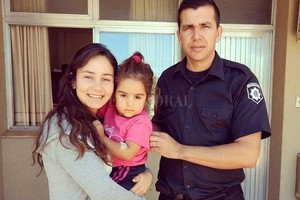 ELLITORAL_196476 |  Gentileza Dpto Relaciones Policiales Santa Fe Final feliz. El suboficial Sergio Aranda, junto a la pequeña Emma y su madre, Agustina.