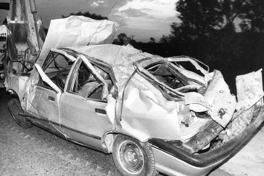 ELLITORAL_348570 |  Archivo El Litoral Impresionante. Así quedó el Renault 19 que Carlos Monzón tripulaba cuando salió de la carpeta asfáltica y después de varios tumbos detuvo su trayectoria a varios metros de la Ruta Nro 1.