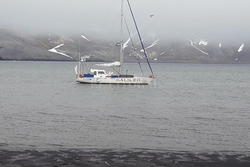 ELLITORAL_279957 |  Gentileza Nilo Navas El velero  Galileo  fondeado frente a la costa de la Isla Decepción.