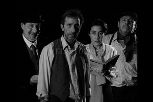 Gentileza producción El autor crea unos personajes y una situación social en donde no tienen cabida las reflexiones éticas. Los cuatro seres que están en la escena se debaten entre esperanzas, ideales y hasta puñaladas mutuas.