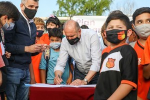 Gobierno de la Provincia El gobernador y el ministro de Desarrollo Social en Las Flores.