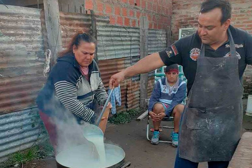 ELLITORAL_315582 |  Gentileza SUMA DE ESFUERZOS. Cada vez que una olla de comida se pone al fuego representa el esfuerzo de muchísima gente. Desde los que donaron un paquete de arroz hasta el que agarra la cuchara para que no se queme. Eso es un verdadero trabajo en equipo.