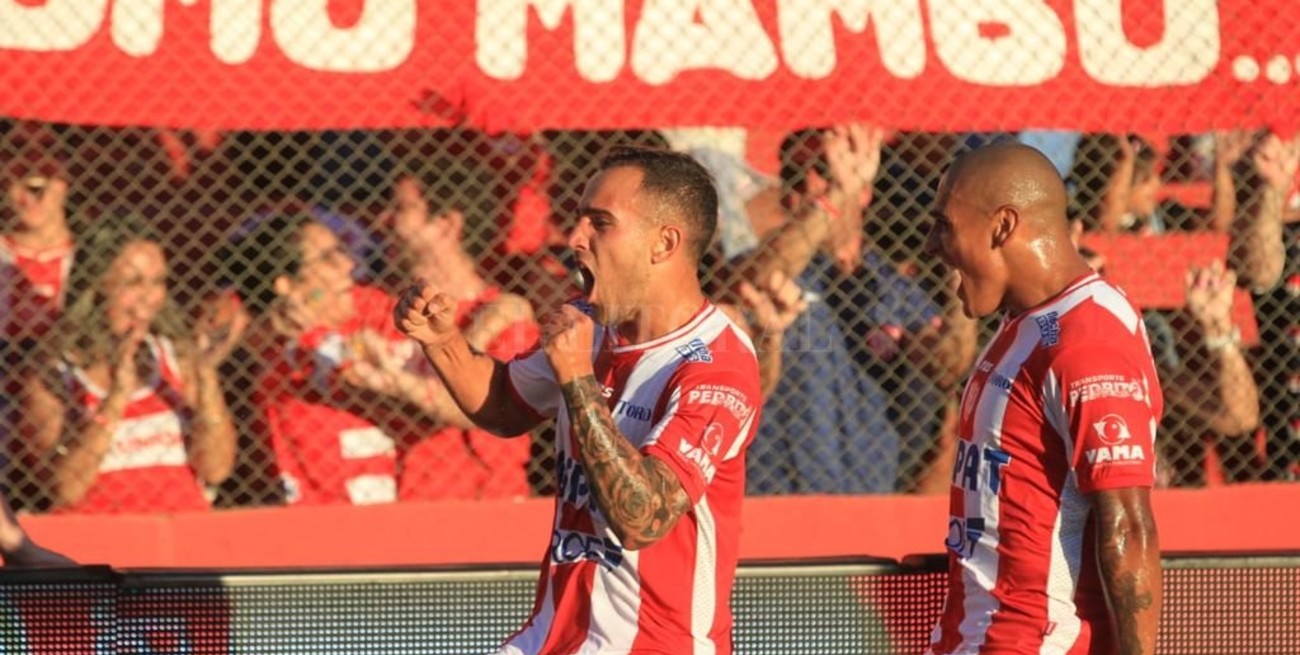 Unión goleó a Atlético Tucumán y volvió a sonreír en su casa