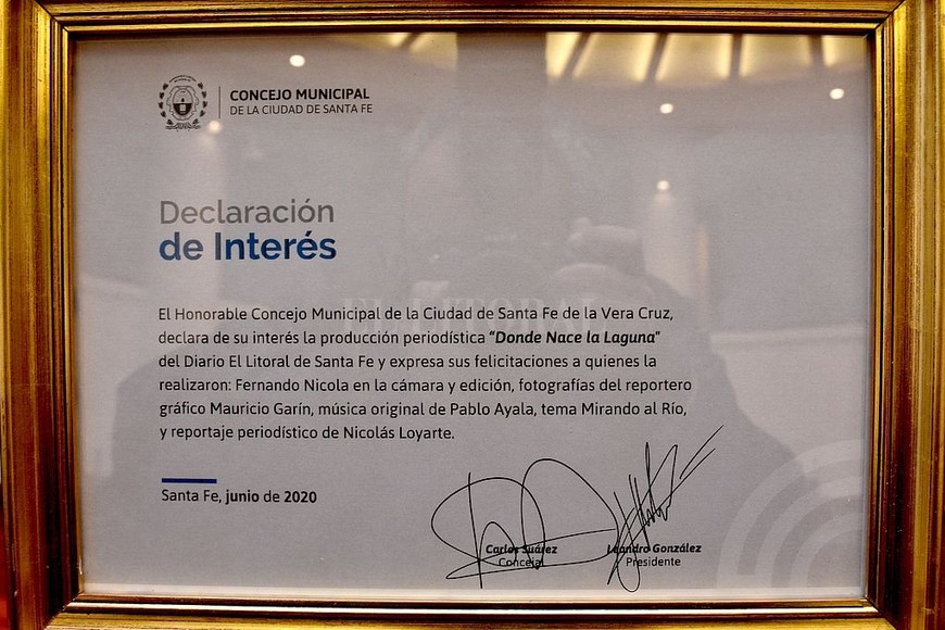 ELLITORAL_308746 |  Flavio Raina Diploma recibido por los trabajadores de El Litoral.