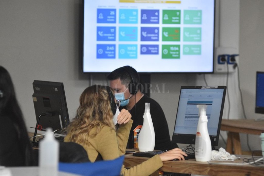 ELLITORAL_383065 |  Manuel Fabatia Los protocolos rigen para todos y a los controles que se realizan al ingreso, se suman todas las medidas de precaución, como el alcohol en gel. Detrás, una pantalla muestra los tiempos de espera.