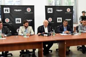 Gentileza Secretaría de Comunicación Social Lifschitz y Pullaro aprovecharon una investigación policial para presentar datos de bajas de delitos en la provincia.