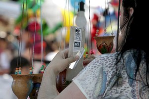 ELLITORAL_387351 |  Pablo Aguirre 22.12.2019 Feria navideña de artesanos en la plaza Pueyrredón. Foto: Pablo Aguirre