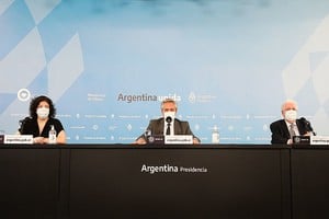 ELLITORAL_336120 |  ESTEBAN COLLAZO Télam 06/11/2020 Buenos Aires: El presidente Alberto Fernández junto a la secretaria de Acceso a la Salud; Carla Vizzotti y al ministro mde Salud, Ginhés González García en elos anuncios refereidos a la pandemia.