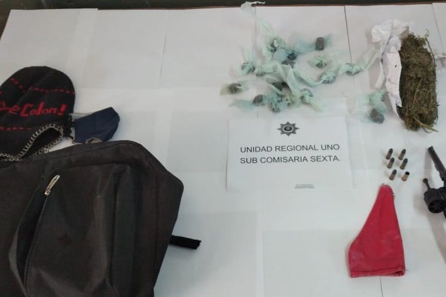 Un detenido por amenazas tenía droga y un revólver en la mochila