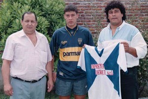 ELLITORAL_382728 |  Archivo Orgullo máximo. Juan Salemi posa con un recién llegado a Boca Juniors Sebastián Battaglia, allá por 1996. Completa la escena Juan Chena mostrando la casaca  lagunera .