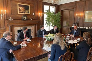 Presidencia de la Nación En el encuentro estuvieron presentes el anfitrión, el embajador argentino en Estados Unidos, Jorge Argüello, el director ante el Fondo Monetario Internacional (FMI) por la Argentina y el Cono Sur, Sergio Chodos; y Cecilia Nahón.