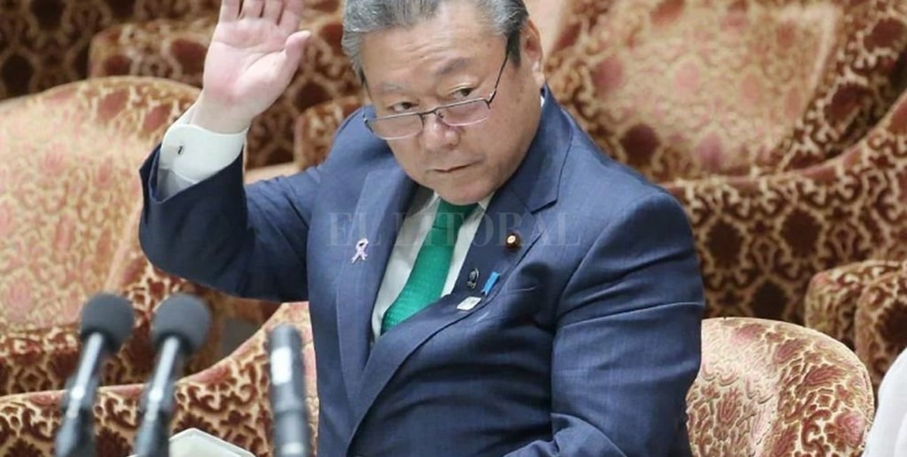El ministro japonés de ciberseguridad confesó que nunca usó una computadora en su vida