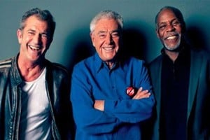 ELLITORAL_388125 |  Captura de pantalla Donner, junto a  Mel Gibson y Danny Glover durante el rodaje de Arma Mortal