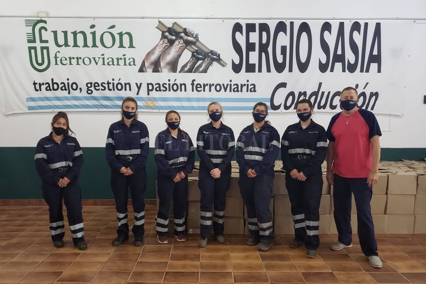 ELLITORAL_340753 |  El Litoral El secretario de la Unión Ferroviaria local, Marcelo Andreychuk, junto al equipo femenino del taller.
