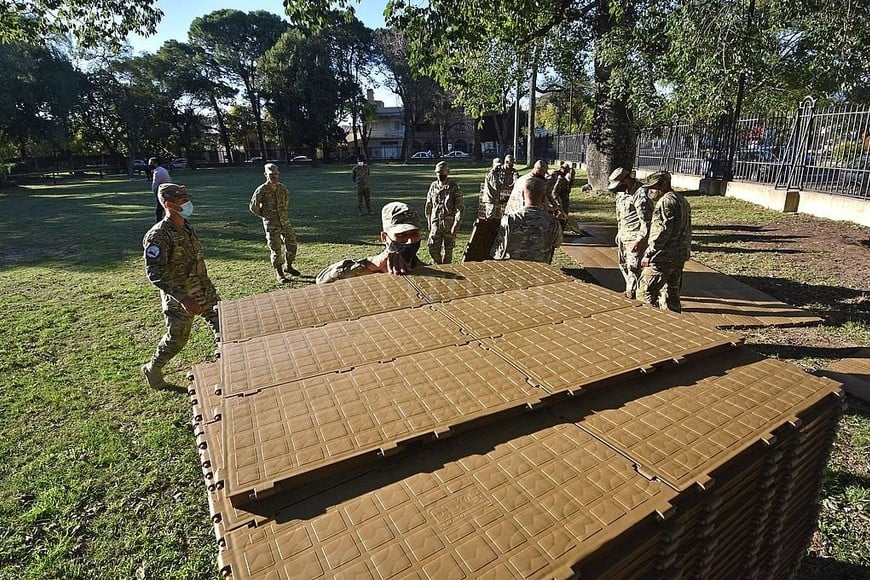 ELLITORAL_372691 |  Pablo Aguirre El piso del hospital de campaña norteamericano fue lo primero que se bajó de uno de los dos camiones.