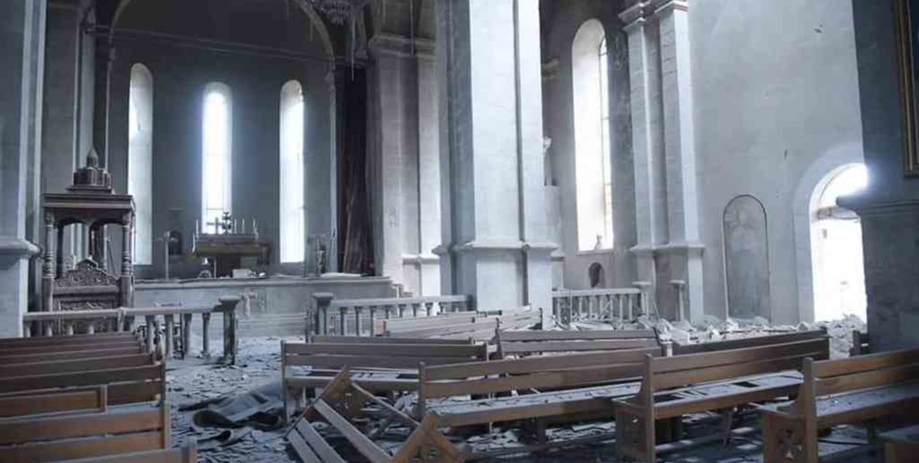 Azerbaiyán bombardeó la histórica catedral armenia en Nagorno Karabaj