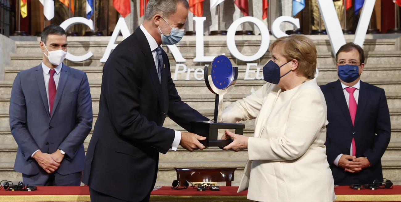 Felipe de Borbón entregó a Angela Merkel el Premio Europeo Carlos V