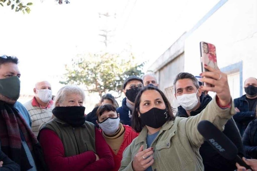 ELLITORAL_413794 |  Archivo El Litoral La candidata con los vecinos de barrio Los Hornos, compartiendo una videollamada con el gobernador Omar Perotti.