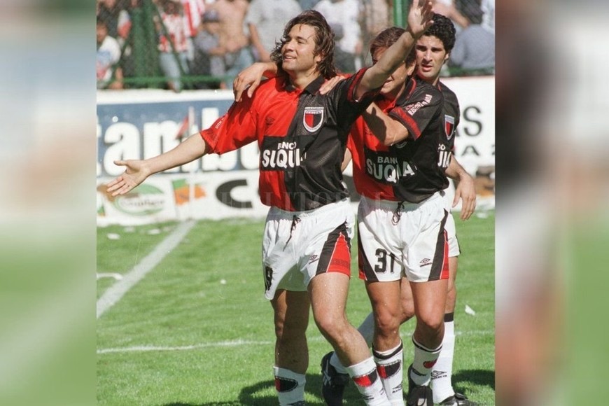 ELLITORAL_329546 |  Mercedes Pardo Cristian Castillo festeja el primer gol rojinegro, junto al Pechu Suárez y Saralegui. Después, en ese mismo arco de la Jota Jota Paso llegó el empate de Pablo Bezombe y sobre el final el gol de Agoglia en el arco del Fonavi, dejando parado a Luque.