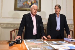ELLITORAL_232777 |  Prensa Gobierno de Santa Fe El gobernador Lifschitz y el ministro de Infraestructura, José Garibay brindaron detalles del acueducto que se habilita hoy en Rosario. El mandatario habló también de varios temas de actualidad.