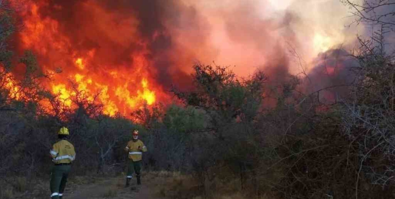 Córdoba: bomberos y cinco aviones hidrantes continúan combatiendo incendio forestal 