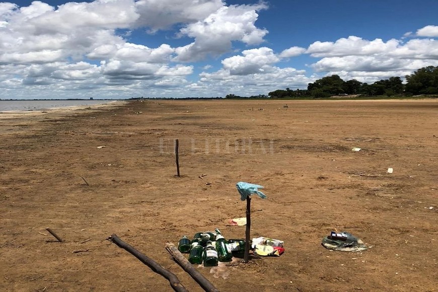 ELLITORAL_278631 |  Gentileza Restos. La playa del paraje Chaco Chico quedan llenas de botellas luego de los encuentros ilegales.