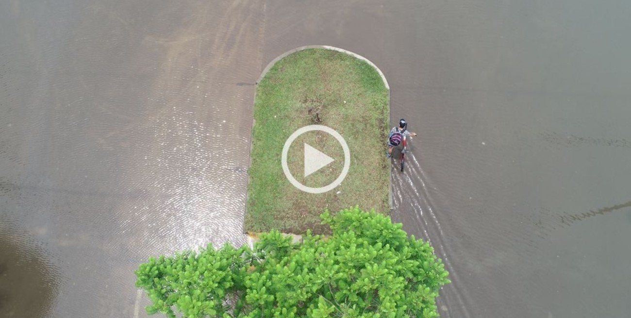 Desde el drone: la travesía de un ciclista en Av. Facundo Zuviría