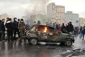 ELLITORAL_271600 |  Gentileza Iranian protesters gather around a burning car during a demonstration against an increase in gasoline prices in the capital Tehran, on November 16, 2019. - One person was killed and others injured in protests across Iran, hours after a surprise decision to increase petrol prices by 50 percent for the first 60 litres and 300 percent for anything above that each month, and impose rationing. Authorities said the move was aimed at helping needy citizens, and expected to generate 300 trillion rials ($2.55 billion) per annum. (Photo by - / AFP)