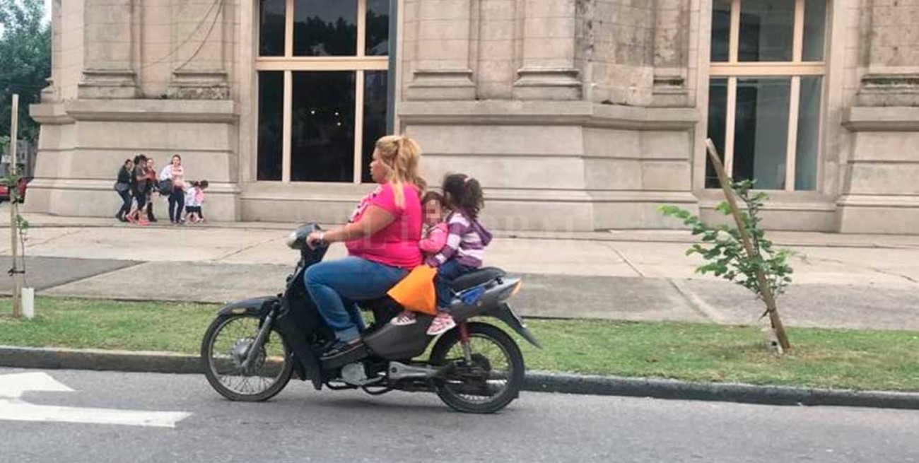 Medidas de seguridad cero: el peligro de viajar con dos niños en una moto
