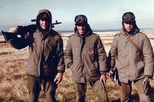 ELLITORAL_367241 |  Archivo Omar De Felippe (el primero de la izquierda con el arma al hombro), junto a dos compañeros, en las islas.