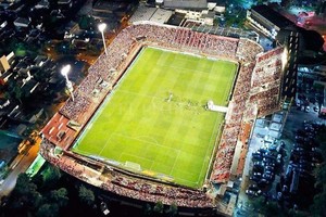 Prensa Club Atlético Unión La Fortaleza del Tate ¡Cuántos jugadores y cuántos partidos...! Alegrías y tristezas. Son 90 años del estadio enclavado en López y Planes, desde aquel 28 de abril del año 1929: El Litoral ya estaba en las calles de la ciudad de Garay. Hace poco, como si fuera un festejo anticipado, el césped del 15 de Abril logró su bautismo oficial en el campo internacional de Conmebol: le ganó 2-0 a Independiente del Valle de Ecuador.