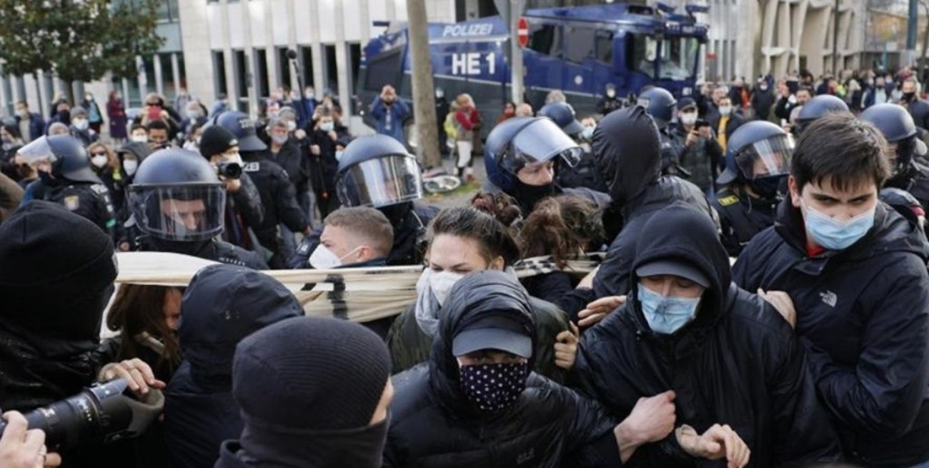 Casi 70 detenidos en violenta protesta contra las restricciones por el coronavirus