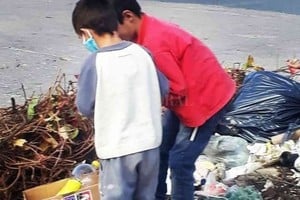 Periodismo Ciudadano. REALIDAD QUE DUELE. Esta imagen fue captada por Raúl, de Mundo Pequeño. La registró el último sábado, mientras repartía hamburguesas a los niños que asisten a su organización. Los chicos estaban buscando algo para comer.