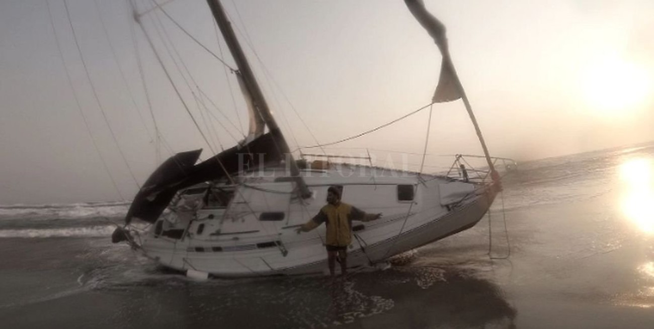 Varados: dos marineros argentinos encallaron en Colombia y su velero apareció incinerado