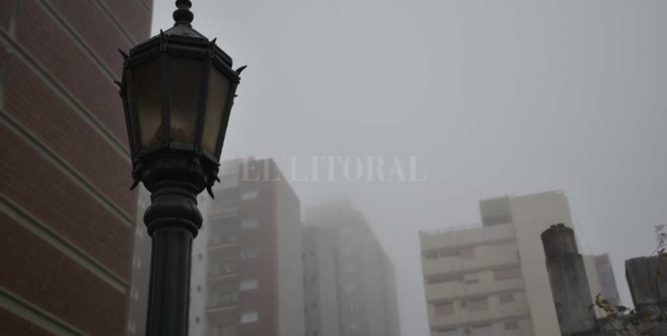 Mañana de sábado con niebla y visibilidad reducida en la ciudad