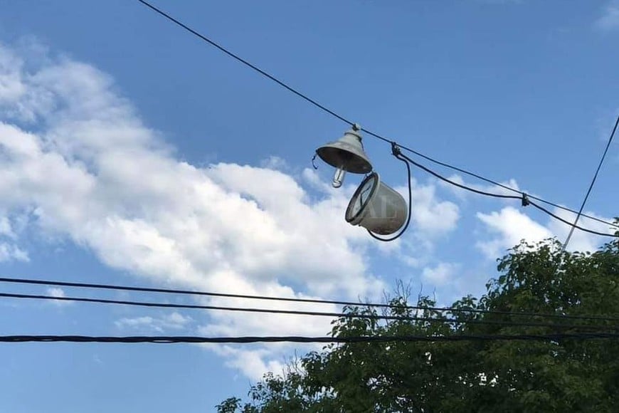ELLITORAL_271884 |  El Litoral Los vecinos piden el recambio de una luminaria desde hace tiempo.  De noche, un sector se vuelve una boca de lobo , dice uno de ellos.